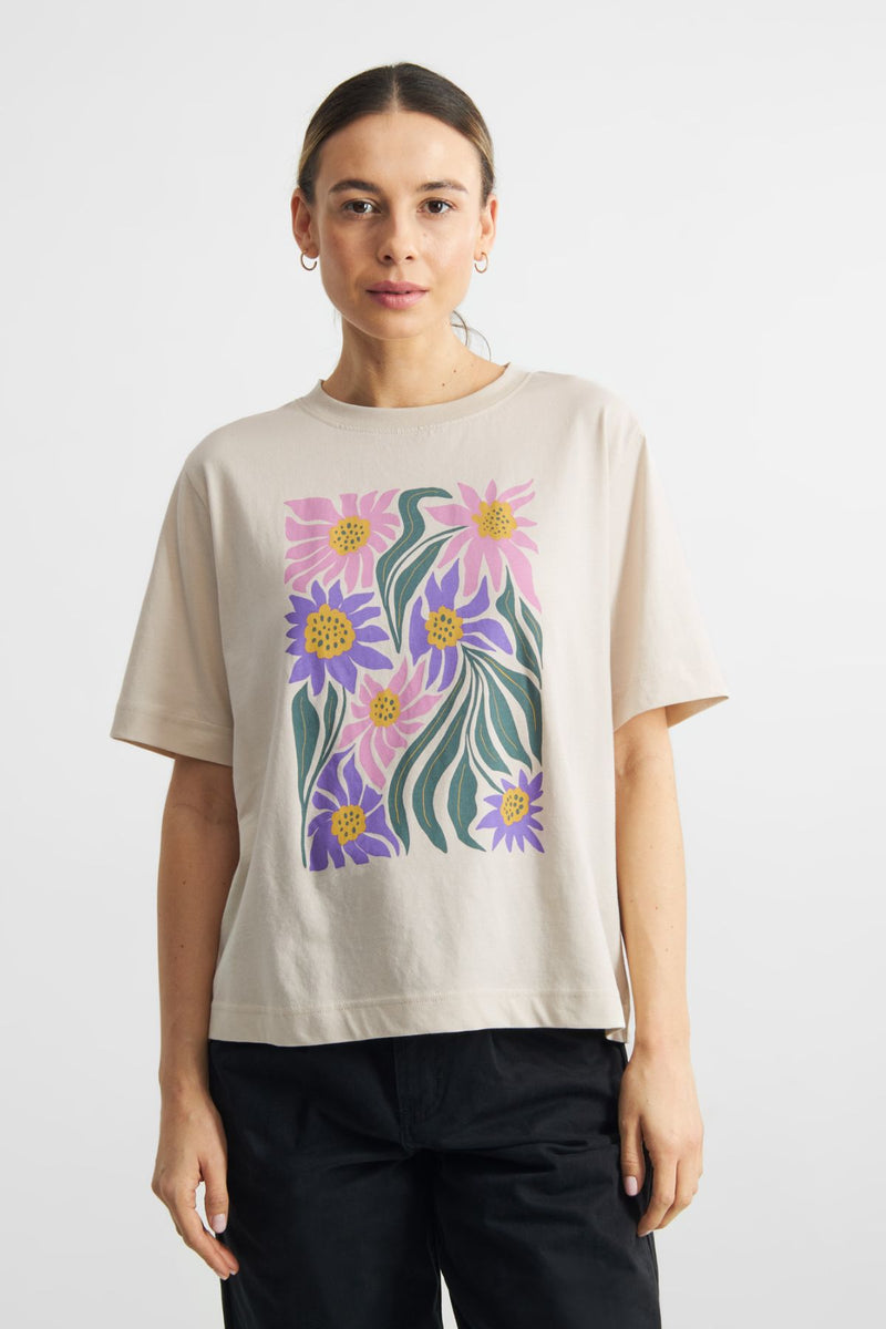 Oat White Daisy Vadstena Tshirt Dedicated